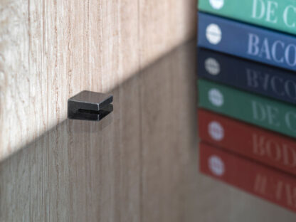 8 pezzi di staffe per ripiani in vetro di alta qualità, superficie: nero, 5 mm (13/64"), 4007953. Staffe per ripiani in vetro per ripiani in vetro, mensole per armadi in vetro, mobili da bagno e molto altro, di EMUCA - immagine 4